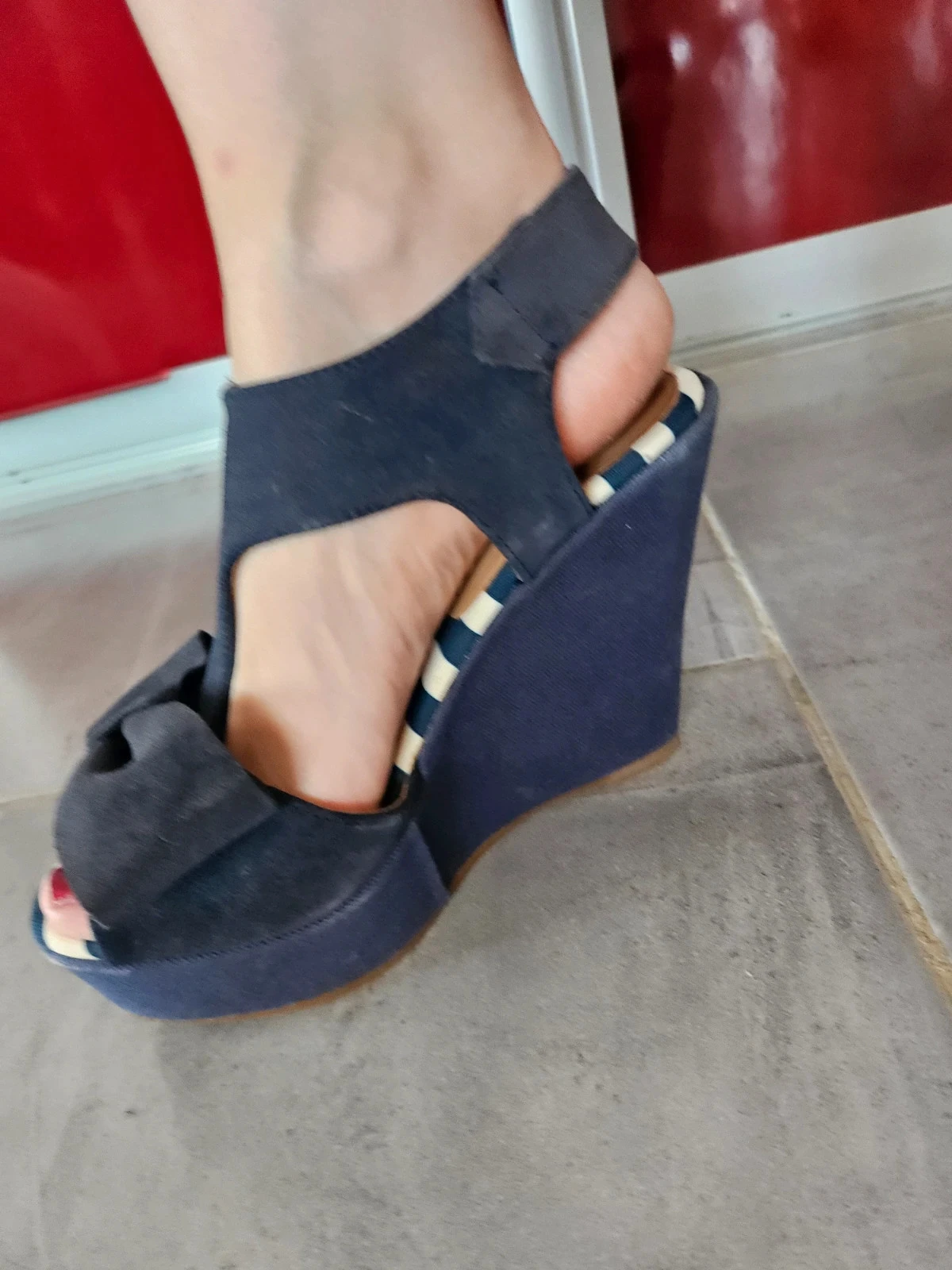 Zapato de tacón azul marino claudie pierlot con corazón pin up vintage rockabilly – photo 4